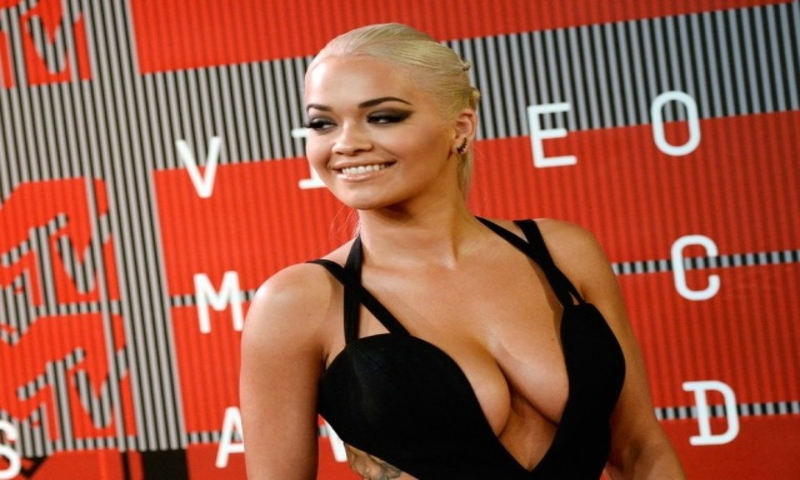 Ануста клизма заттары үлкен тесіктер