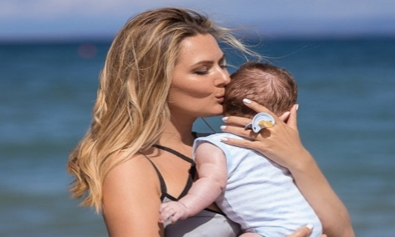 Әкесі үйде болмаған кезде ұлы мен анасының жыныстық қатынасқа түсуі түсірілген видео