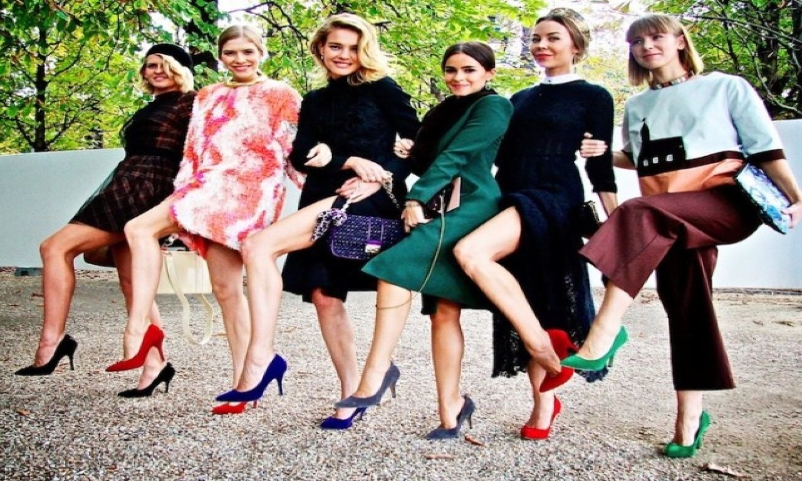 Әдемі орыс үй шаруасындағы әйелдер әтеш сорады