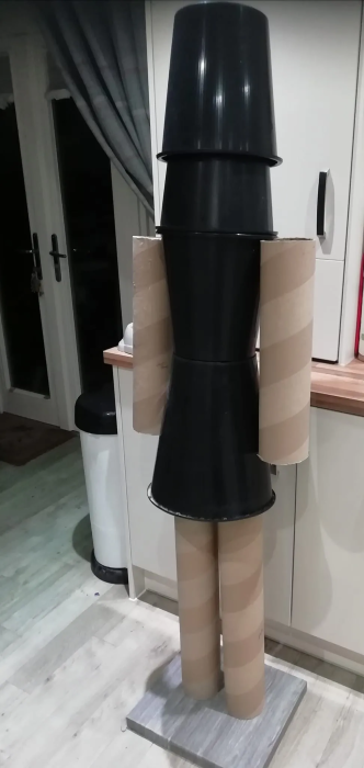 Різдвяний декор своїми руками з пластикових відер