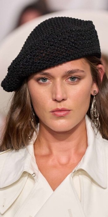 Модные головные уборы весна-лето 2026 — фото
