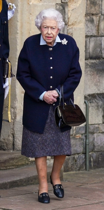 Королева Елизавета II вышла в свет и показала уютный осенний образ (ФОТО) - фото №2