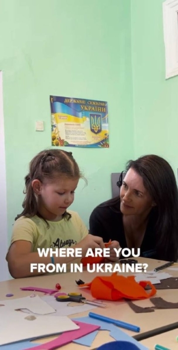 Звезда сериала "Секс и город" поинтересовалась у маленькой переселенки из Украины, как ей живется за границей (ФОТО) - фото №1