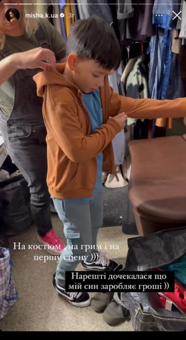 Пошел стопами звездной мамы: 11-летний сын Ксении Мишиной выпрыгнул со второго этажа (ВИДЕО) - фото №1