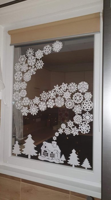Как украсить окна бумажными снежинками на Новый год