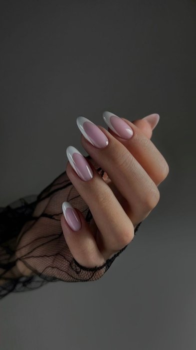 Миндалевидная форма ногтей.