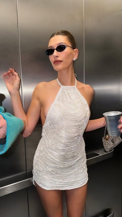 Хейли Бибер – модное белое платье 2026