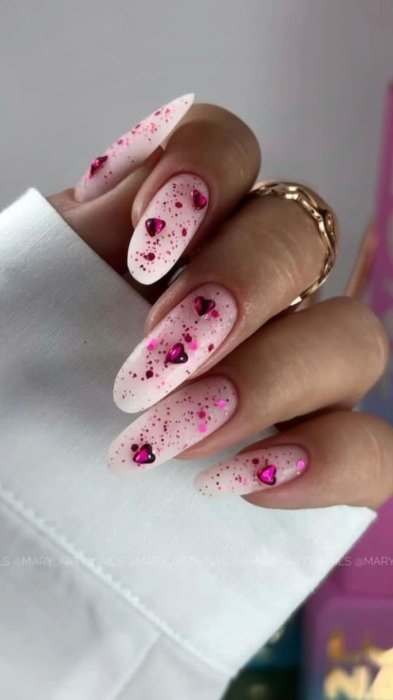 Маникюр в сердечки на День влюбленный 2026