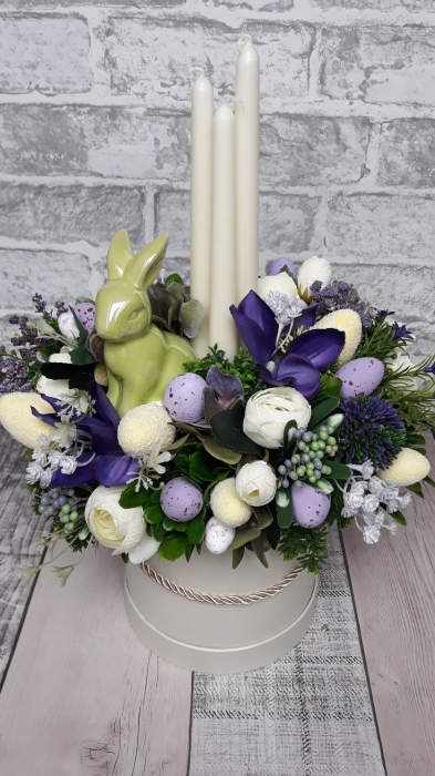 Подсвечник с кроликом, фиолетовыми и белыми пасхальными яйцами и цветами, фото