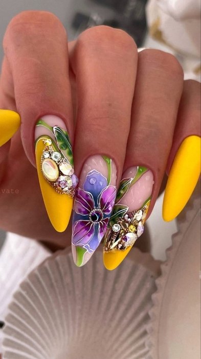 Трендовый маникюр 2025