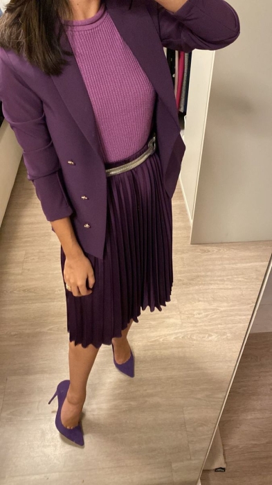 Фиолетовая юбка плиссе, фиолетовый гольф, пиджак и туфли, фото