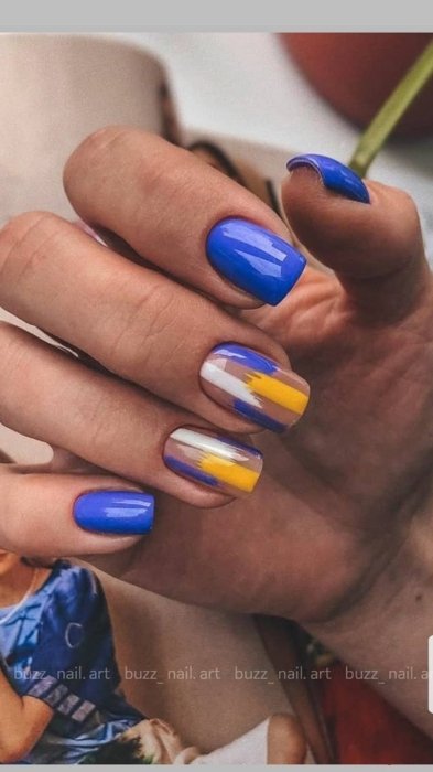 Патріотичний манікюр на серпень 2025