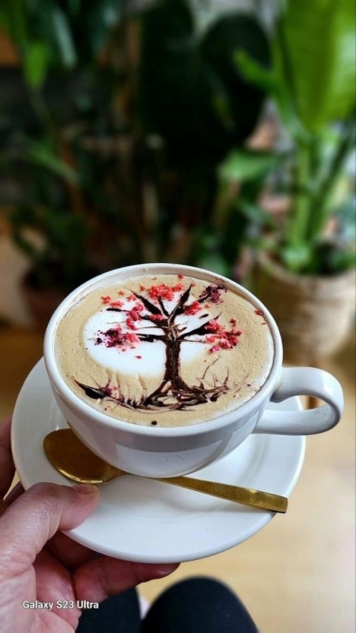 Кофе с рисунком цветущего дерева, фото