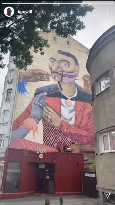 Участник группы The Black Eyed Peas прогулялся по улицам Киева - фото №2