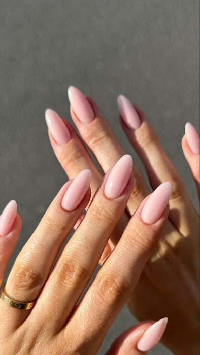 Миндалевидная форма ногтей.