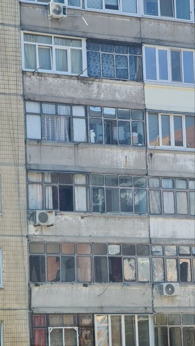Балкон з автобусними вікнами СРСР