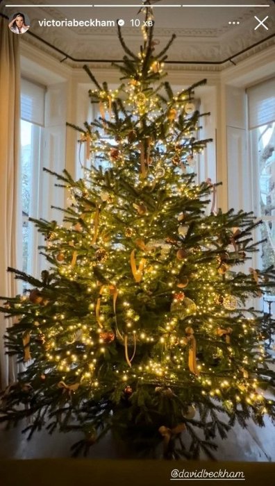 Виктория Бекхэм украшает рождественскую елку