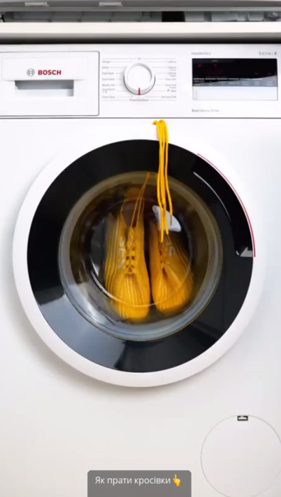 Не втратять форму та не пошкодяться: цікавий спосіб прання кросівок з чудовим ефектом - фото №1
