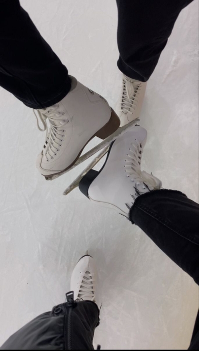 Ноги у ковзанах, фото