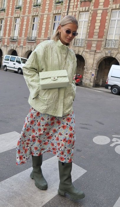 Модный образ с цветами.