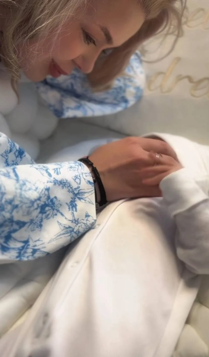 Аліна Гросу показала, як годує сина, фото