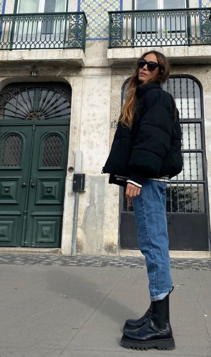 Джинси й чоботи - ідеї для модних образів на зиму 2026