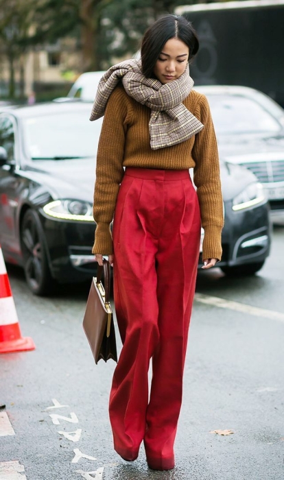 Женщина в красных брюках и коричневом свитере, фото