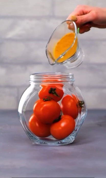 На фото помидоры в стеклянной банке