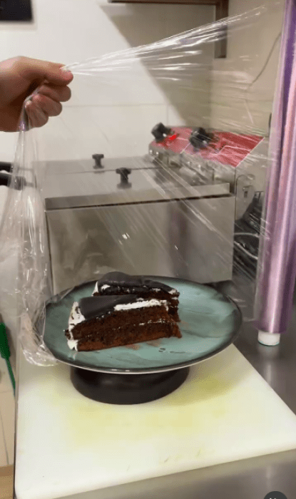 Как обтянуть пищевой пленкой любое блюдо