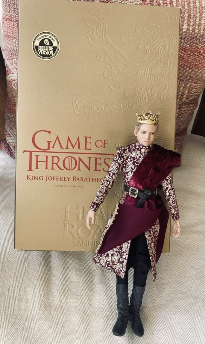 Звезда сериала "Игры престолов" Джек Глисон выставил на аукцион свою статуэтку короля Джоффри, чтобы помочь ВСУ - фото №2