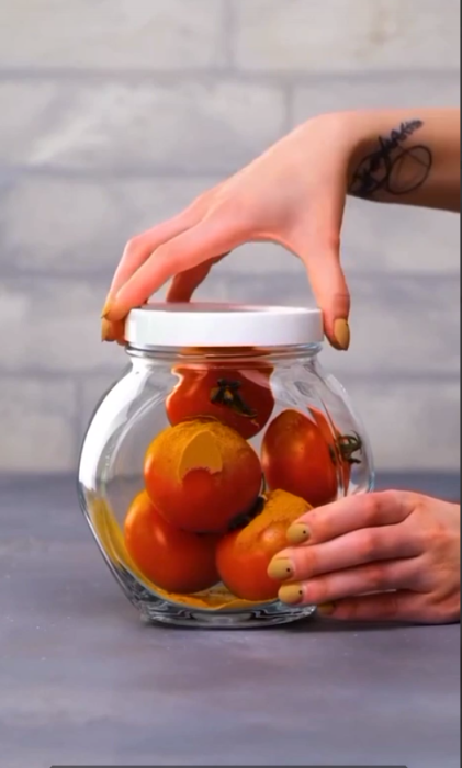 На фото помідори в скляній банці