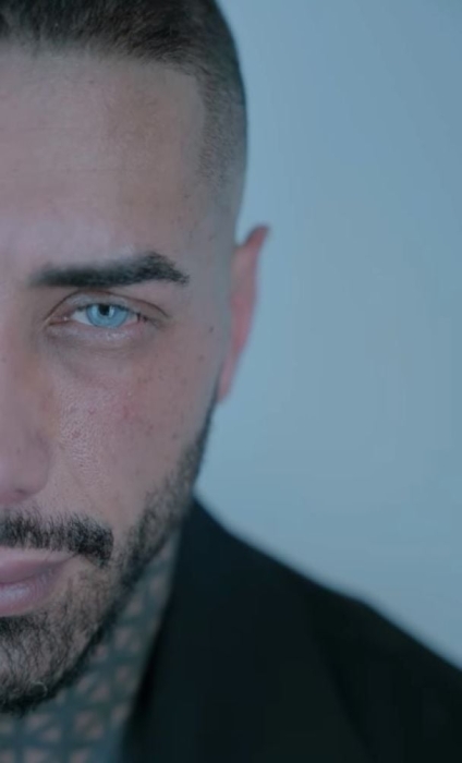 Итальянец изменил цвет глаз с карих на голубой