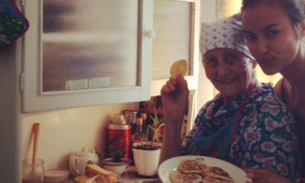 Ирина Шейк показала фото с отдыха у бабушки в селе