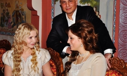 Новоиспеченная бабушка Юлия Тимошенко с охраной забрала внучку из роддома. ВИДЕО