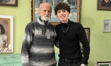 До слез... Муаяд спел для отца Кузьмы Скрябина, чтобы почтить память культового артиста (ВИДЕО)