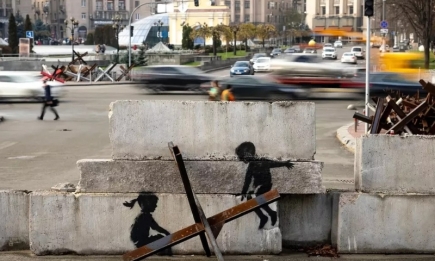 Смотреть до конца: Бэнкси опубликовал видео с поездки в Украину и показал, как создавал свои граффити на руинах