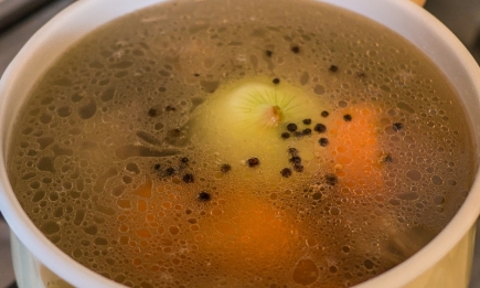 Лайфхак для жары: что добавить в суп, чтобы он не скисал