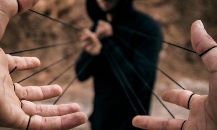 Фразы-ловушки, от которых вы теряете контроль: как распознать незаметную манипуляцию в разговоре