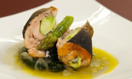 Запеченный лосось и салат с лососем в соусе понзу