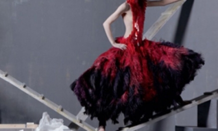 Платья Alexander McQueen – потрясающие фотографии в Vogue. ФОТО