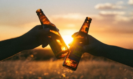 Вчені дізналися, який алкоголь найнебезпечніший у спеку: чим не варто захоплюватись влітку