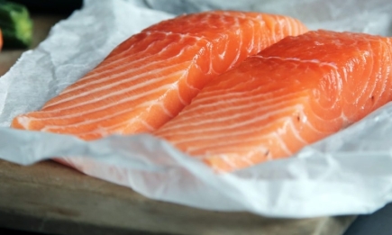 Вам понадобится рыба и два ингредиента: самый простой способ засолки красной рыбы (РЕЦЕПТ)