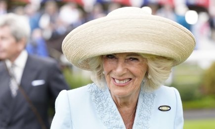 Элегантное появление: Королева Камилла на фестивале в Йорке (ФОТО)