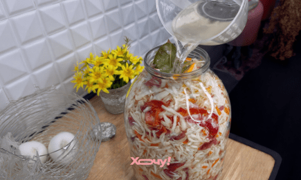 Яркая закуска из капусты: лакомиться можно уже через сутки (ВИДЕО)