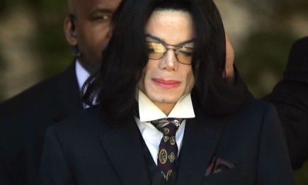 "Не оставят в покое даже на том свете:" покойного  Майкла Джексона обвинили в развращении несовершеннолетнего