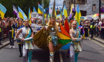 Украинская супергероиня: Оля Полякова с мечом и в доспехах возглавила колонну на прайде в Лондоне