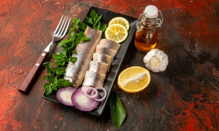 Лучший осенний ужин: чем залить сельдь, чтобы стала невероятно вкусной (ВИДЕО)