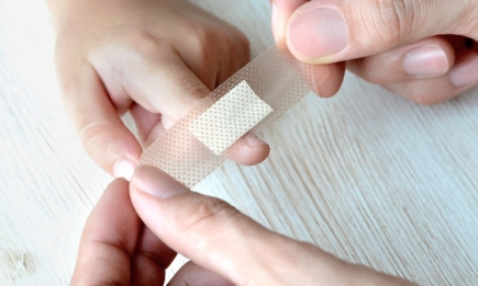 10 видов медицинского пластыря + 3 лайфхака, которые помогут сделать так, чтобы он точно держался на коже (ВИДЕО)