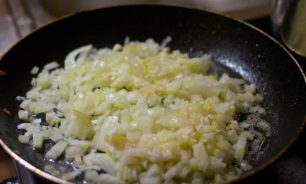 Делайте так – и жареный лучок всегда будет золотистым: как на самом деле его готовить