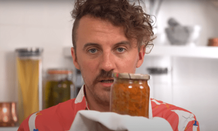 Этих кабачков "по-корейски" сколько ни закрой, будет мало: рецепт Клопотенка (ВИДЕО)